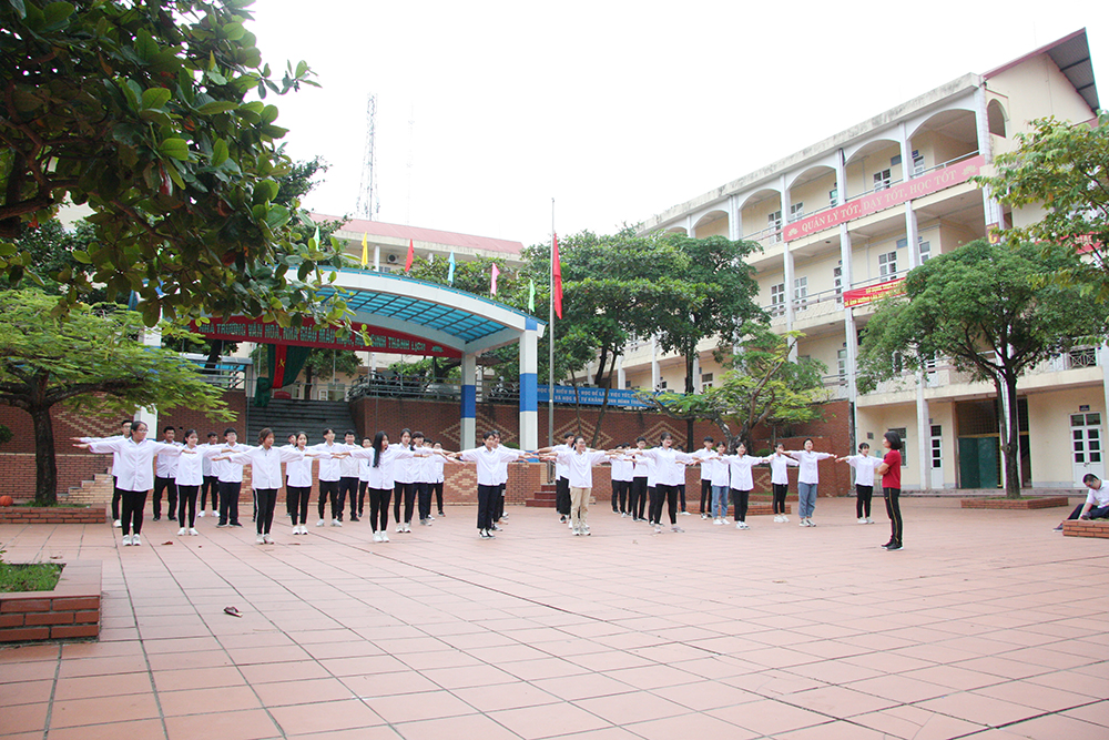 Một tiết thể dục của học sinh Trường THPT Bãi Cháy, TP Hạ Long.