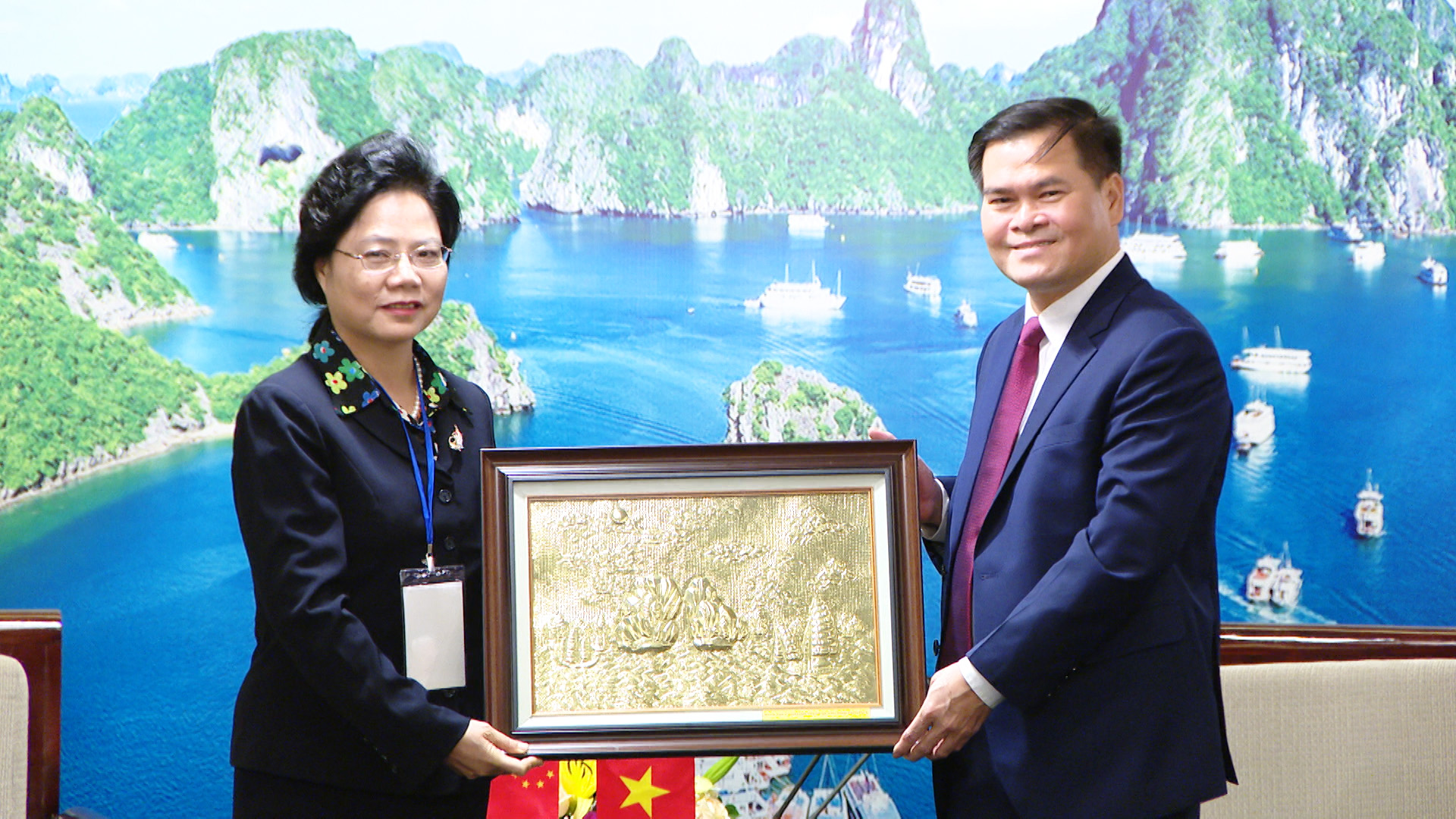 Đồng chí Bùi Văn Khắng, Phó Chủ tịch UBND tỉnh tặng quà cho 
