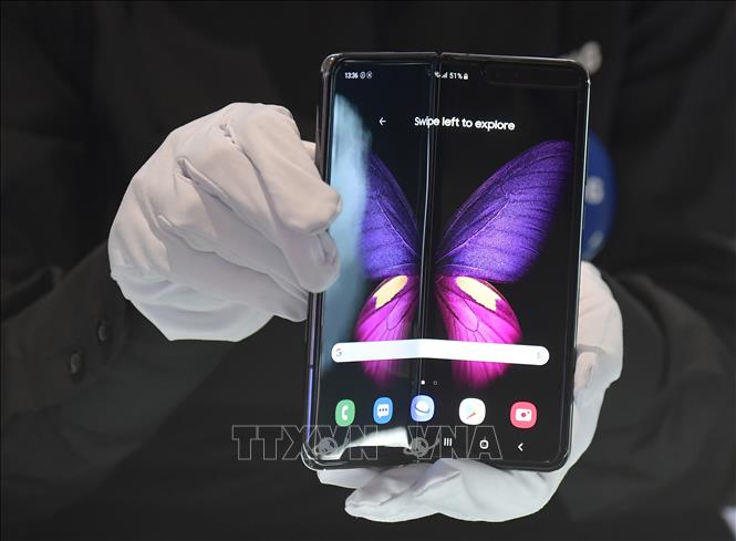 Điện thoại Samsung Galaxy Fold được giới thiệu tại một sự kiện ở Berlin, Đức ngày 6/9/2019. Ảnh: AFP/TTXVN