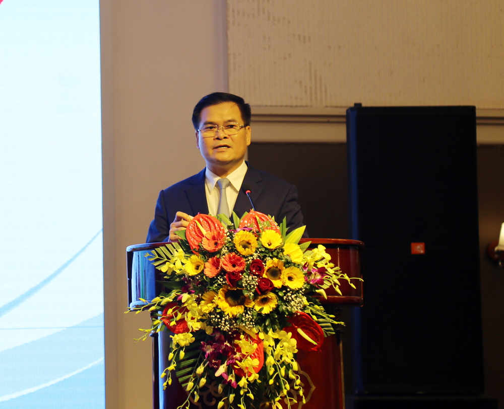 Đồng chí Bùi Văn Khắng, Phó Chủ tịch UBND tỉnh phát biểu tại hội nghị