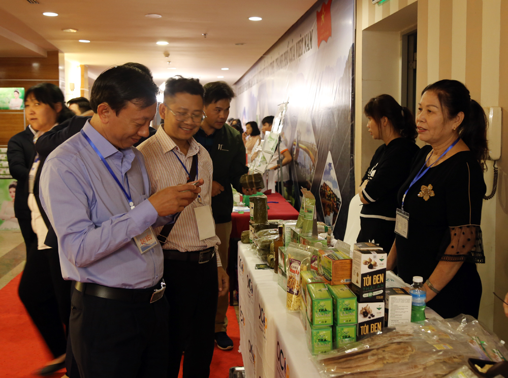 Các đại biểu tham quan khu vực giới thiệu các mặt hàng nông, lâm, thủy sản trưng bày bên lề hội nghị.