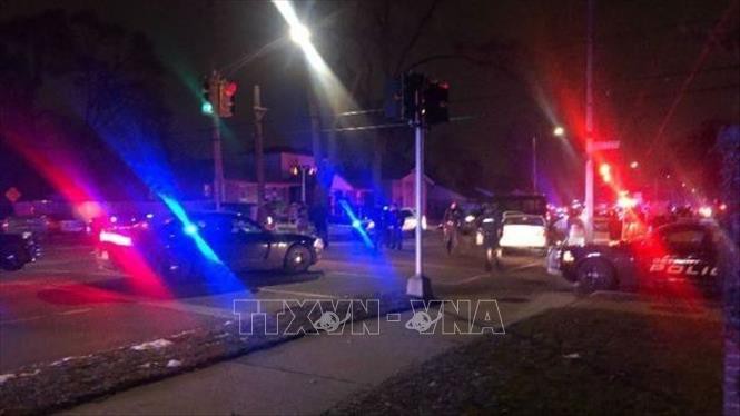 Cảnh sát được triển khai tại hiện trường vụ xả súng ở thành phố Detroit, bang Michigan, Mỹ sáng 21/11/2019. Ảnh: Fox2 Detroit/TTXVN