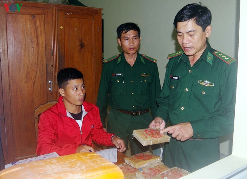 Lực lượng Biên phòng Quảng Nam tiến hành thu giữ số lượng heroin người dân phát hiện.