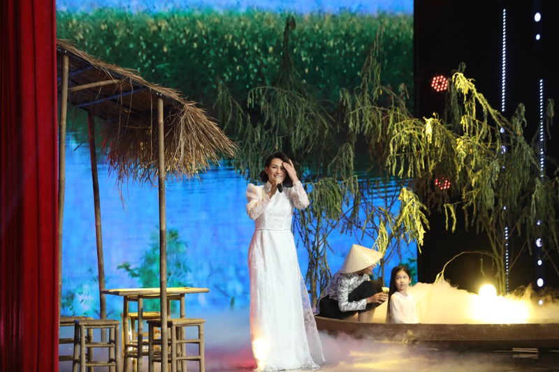 Ca sĩ Phi Nhung xuất hiện trên sân khấu 