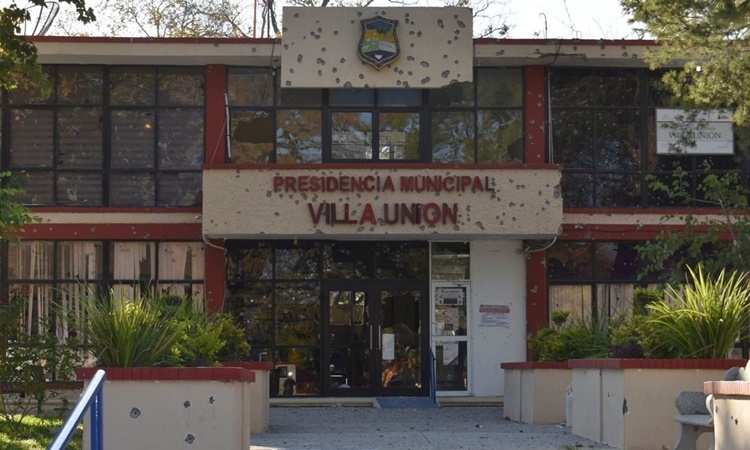 Mặt tiền tòa thị chính Villa Union chi chít vết đạn. Ảnh: AP.