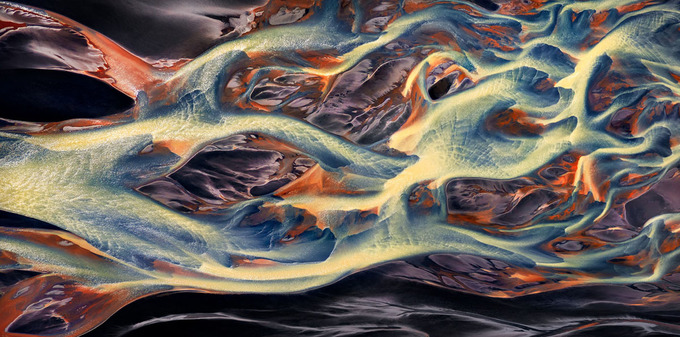 Tác phẩm “Dragonfire” (Lửa rồng) của nữ tác giả Australia Mieke Boynton đạt giải thưởng chung cuộc, đồng thời giành giải nhất thể loại Thiên nhiên và Phong cảnh, hạng mục Mở rộng. Bức ảnh chụp những khoáng chất lưu huỳnh và sắt từ núi hòa lẫn vào dòng chảy của một dòng sông băng tại Iceland.