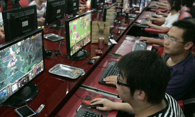 Người chơi game tại tiệm cà phê internet tại Thái Nguyên, Trung Quốc. Ảnh: Reuters.