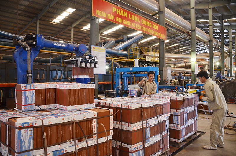 Công nhân Công ty CP gốm Đất Việt trong giờ lao động, sản xuất.