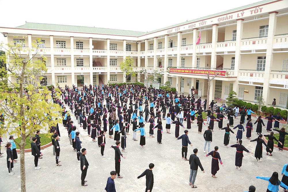 Học sinh Trường PTDTNT THCS&THPT Tiên Yên hoạt động ngoài sân trường.