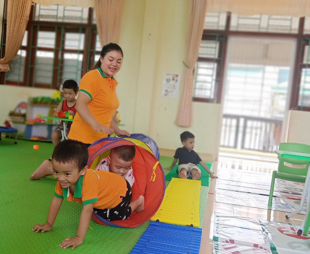 Tiết dạy trẻ tự kỷ tại Mầm non Hoa Hồng, huyện Tiên Yên.