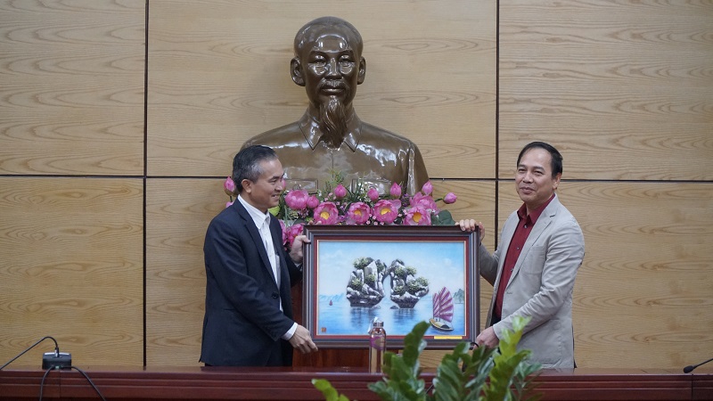 Đoàn công tác UBND tỉnh Quảng Ninh tặng quà lưu niệm cho UBND tỉnh Nghệ An
