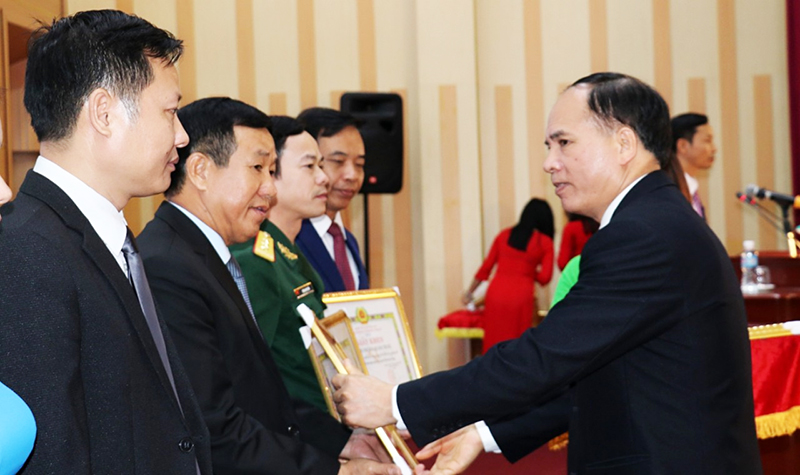 Đồng chí Trần Văn Lâm, Bí thư Thành ủy Uông Bí khen thưởng đại diện các tập thể có thành tích xuất sắc trong công tác kiểm tra, giám sát của Đảng năm 2019