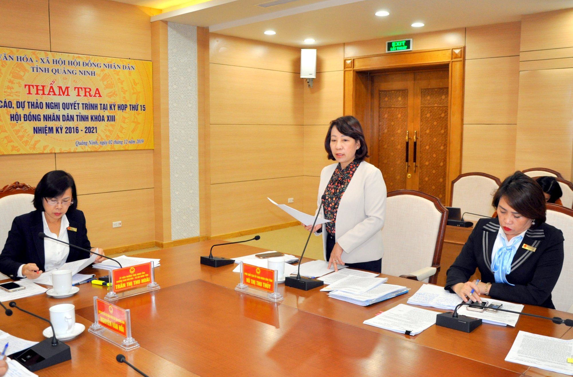 Phó Chủ tịch UBND tỉnh Vũ Thị Thu Thủy tham gia đóng góp ý kiến vào các báo cáo