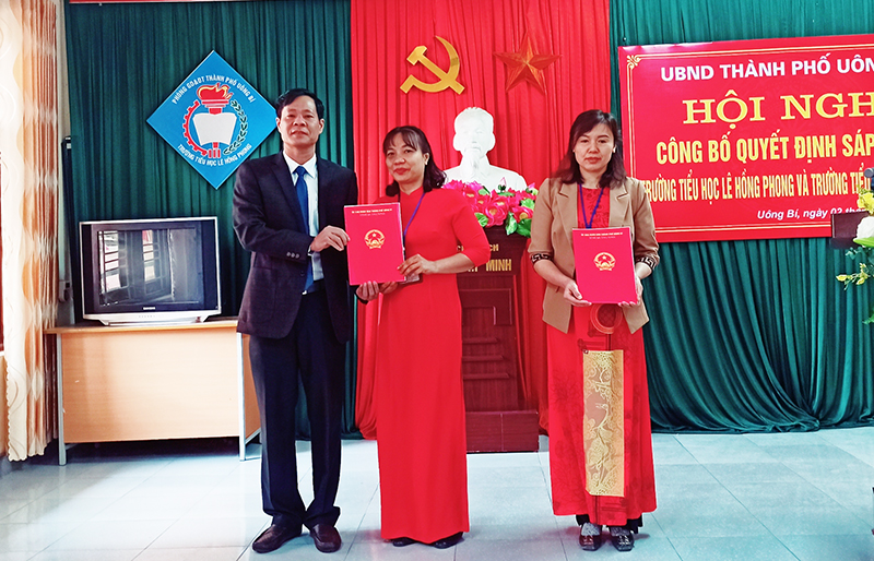 Đồng chí Phạm Tuấn Đạt, Phó Bí thư Thành ủy Uông Bí trao quyết định bổ nhiệm các chức vụ cán bộ quản lý Trường TH Lê Hồng Phong