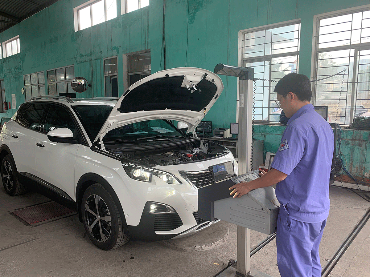 Kỹ thuật viên Công ty CP Đăng kiểm xe cơ giới đường bộ kiểm tra kỹ thuật phương tiện vào đăng kiểm Quảng Ninh 