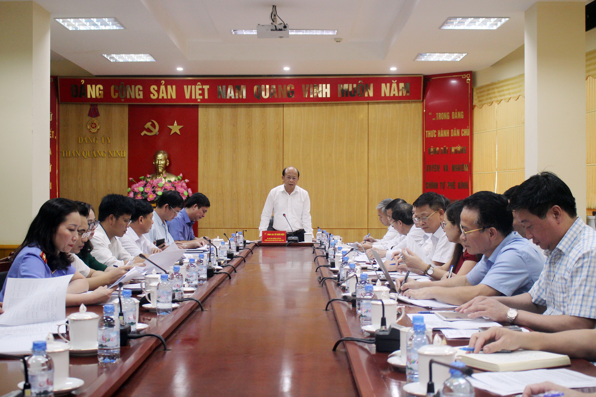 Đoàn kiểm tra của Ban Thường vụ Tỉnh ủy công bố quyết định kiểm tra tại Đảng ủy Than Quảng Ninh.