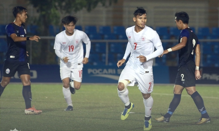 Lwin Moe Aung (số 7) lập cú đúp vào lưới Campuchia. Ảnh: MFF.