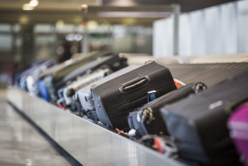 Nhiều hành khách cho biết, việc chờ đợi hành lý trên băng chuyền là một trong những điều khiến họ cảm thấy chán nản nhất sau chuyến bay. Ảnh: Catwalk photos/ stock.adobe.