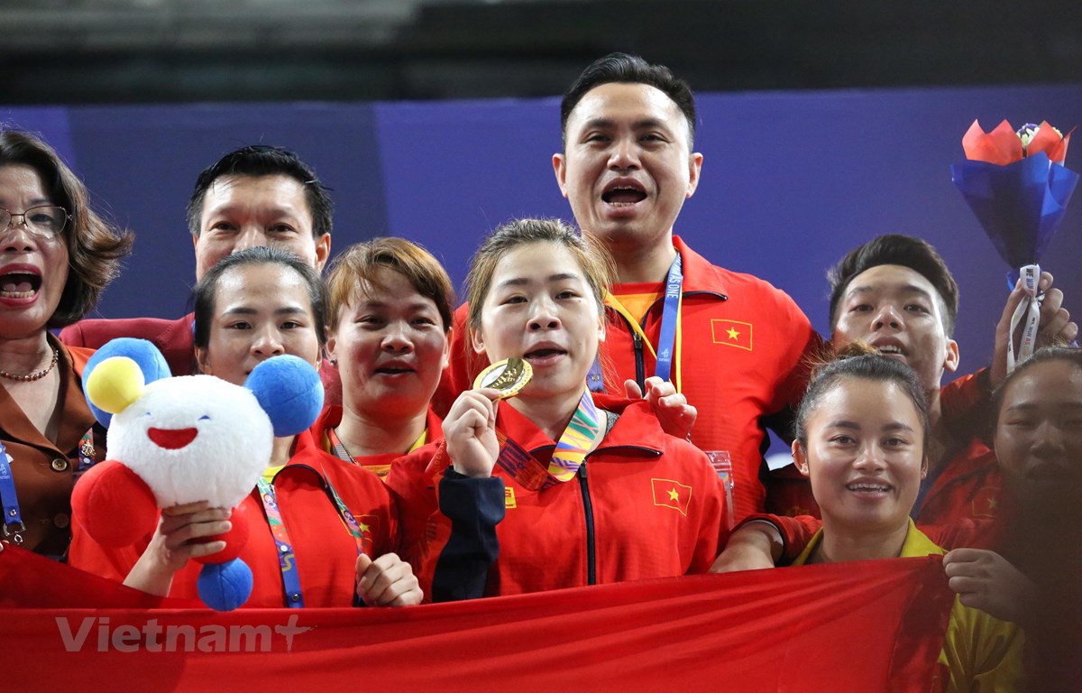 Hoàng Thị Duyên ăn mừng cùng đội tuyển Cử tạ sau khi giành HCV SEA Games 30. (Ảnh: Trần Giáp/Vietnam+)