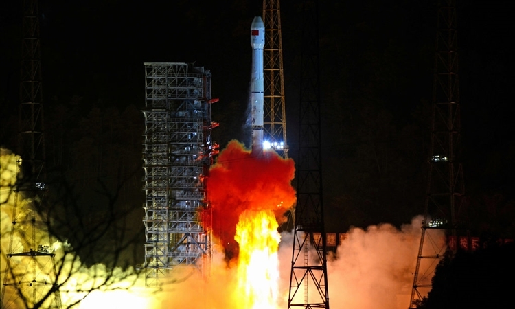 Tên lửa Trường Chinh 3B mang tàu thám hiểm mặt trăng Thường Nga 4 rời khỏi bệ phóng tại Trung tâm phóng vệ tinh ở tỉnh Tứ Xuyên, Trung Quốc ngày 8/12/2018. Ảnh: Reuters.