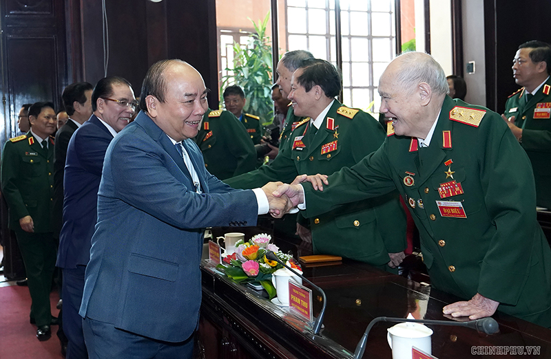 Thủ tướng chúc mừng các cựu chiến binh. Ảnh: VGP/Quang Hiếu