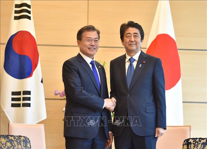 Tổng thống Hàn Quốc Moon Jae-in (trái) và Thủ tướng Nhật Bản Shinzo Abe (phải) tại cuộc gặp ở Tokyo ngày 9/5/2019. Ảnh tư liệu: AFP/TTXVN