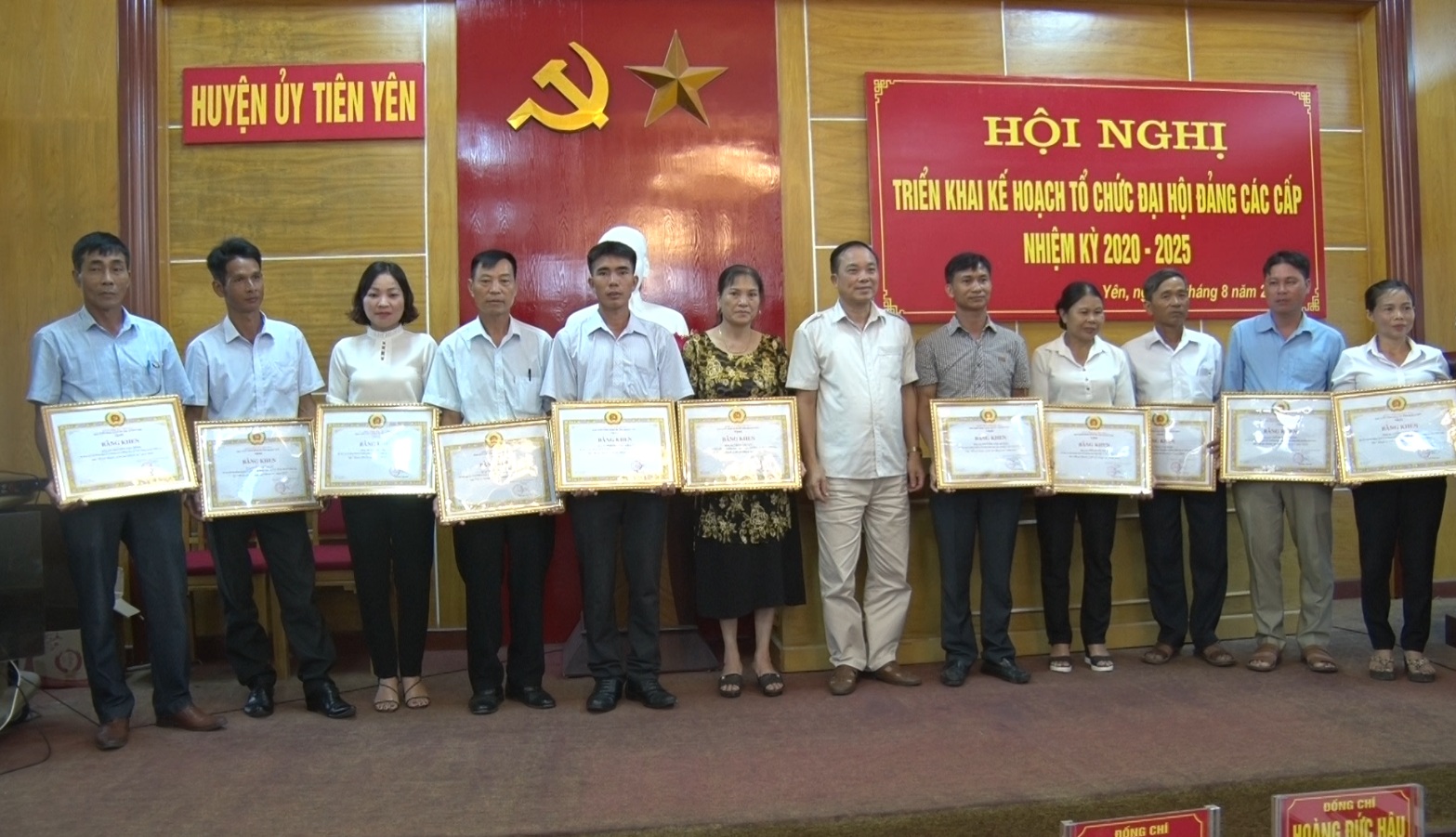 Lãnh đạo huyện Tiên Yênác đồng chí Bí thư chi bộ, trưởng thôn, khu phố hoàn thành xuất sắc nhiệm vụ năm 2018.