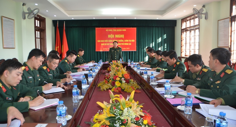 Quang cảnh hội nghị bàn giao các chức danh chủ chốt của Ban CHQS TP Móng Cái.