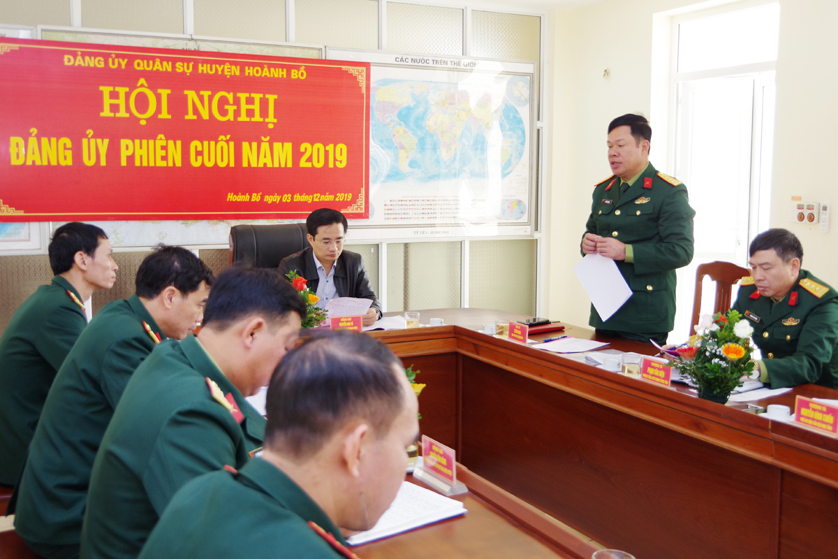 Đại tá Lê Văn Long, Phó Chỉ huy trưởng, Tham mưu trưởng Bộ CHQS tỉnh, phát biểu chỉ đạo công tác quốc phòng, quân sự địa phương tại Hội nghị của Đảng ủy Quân sự huyện Hoành Bồ phiên cuối năm 2019.