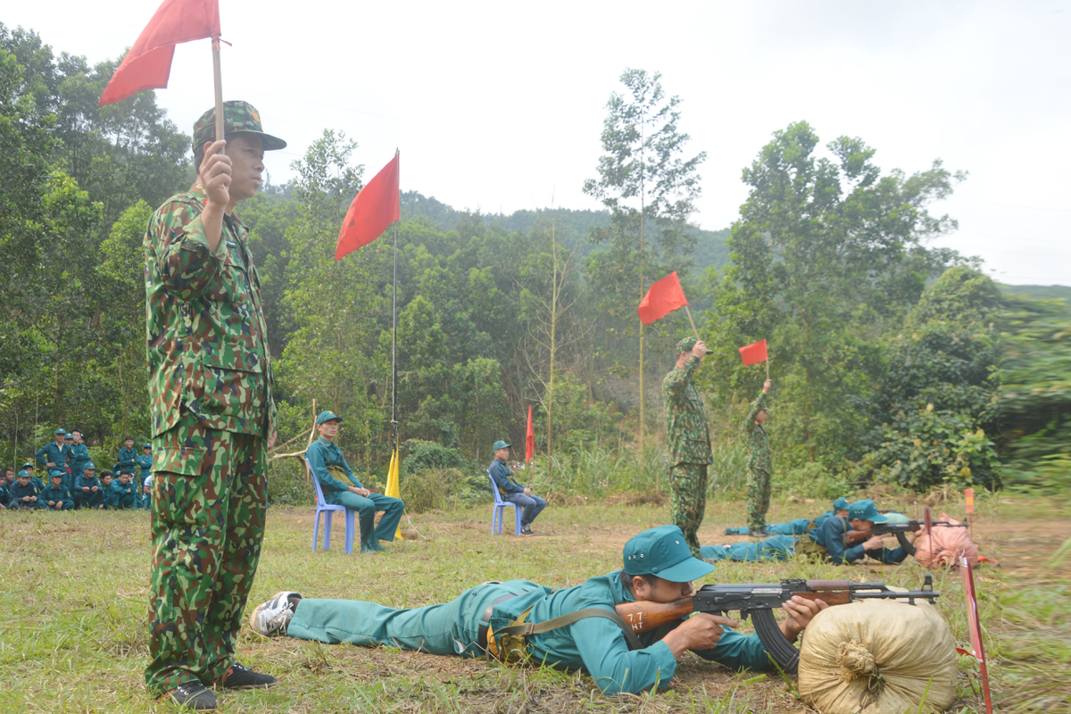 Ban CHQS huyện Hoành Bồ kiểm tra bắn đạn thật đối với lực lượng dân quân của huyện.