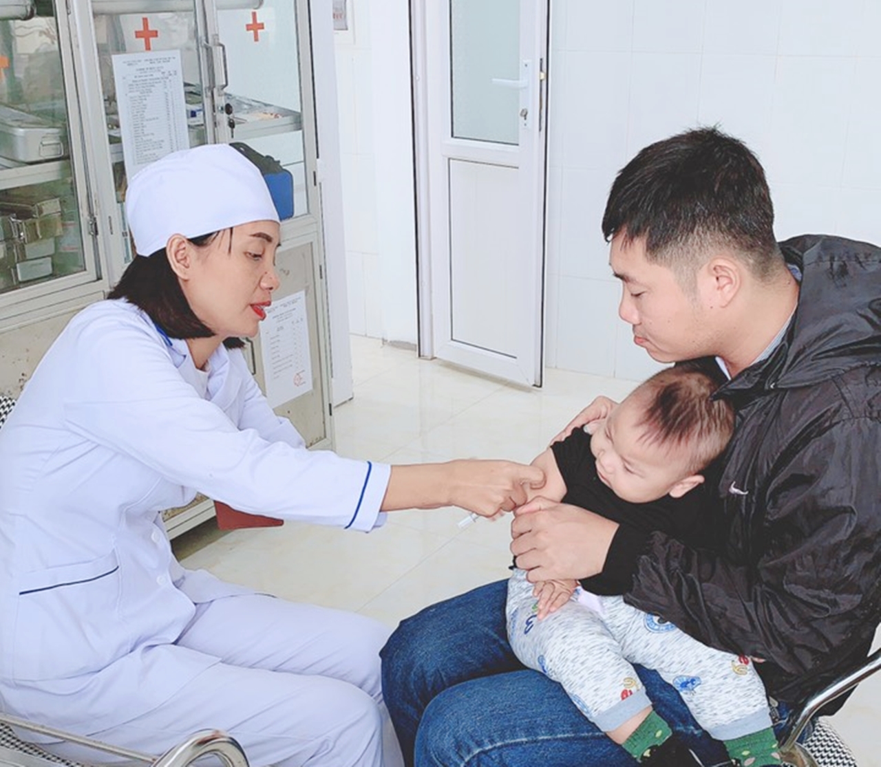 Tiêm phòng cho trẻ trong chương trình tiêm chủng mở rộng Quốc gia tại trạm y tế xã Việt Dân (Đông Triều).