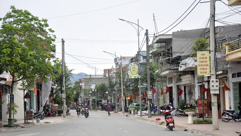 Cơ sở hạ tầng giao thông của thị trấn Ba Chẽ ngày càng được nâng cấp, chỉnh trang khang trang sạch đẹp (Ảnh chụp tháng 11/2019).