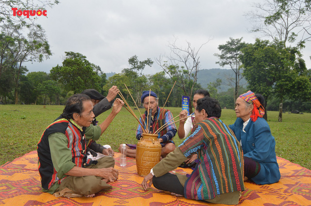 Trong Lễ hội mừng cơm mới, đồng bào Bru-Vân Kiều còn chơi các nhạc cụ truyền thống, hát các làn điệu dân ca, uống rượu cần.