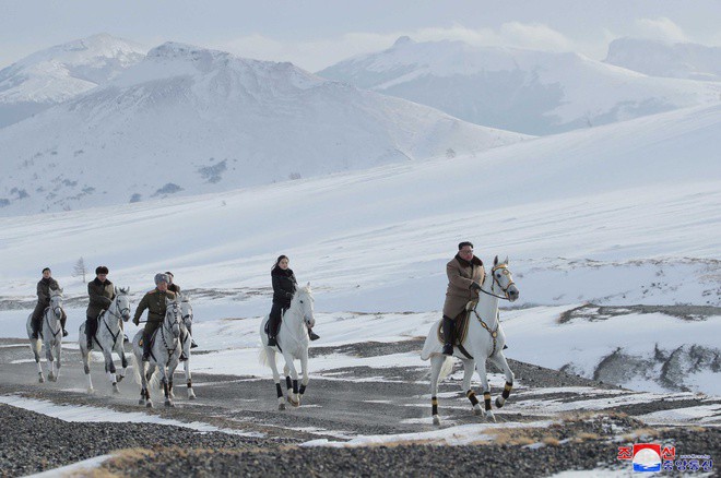 Hình ảnh KCNA công bố ngày 4/12 cho thấy ông Kim và các quan chức cưỡi ngựa ở núi thiêng. Ảnh: KCNA/Reuters
