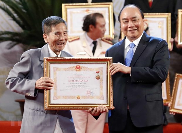 Thủ tướng Chính phủ trao tặng danh hiệu nghệ sỹ nhân dân cho diễn viên Trần Hạnh. (Ảnh: TTXVN)