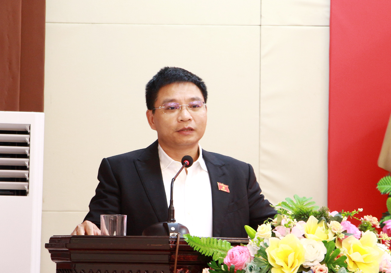 Đồng chí Nguyễn Văn Thắng, Đại biểu Quốc hội khóa XIV, Chủ tịch UBND tỉnh, phát biểu tại buổi tiếp xúc cử tri TP Móng Cái.