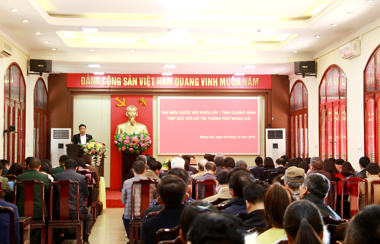 Đồng chí Nguyễn Văn Thắng, Đại biểu Quốc hội khóa XIV, Chủ tịch UBND tỉnh, tiếp xúc cử tri TP Móng Cái.