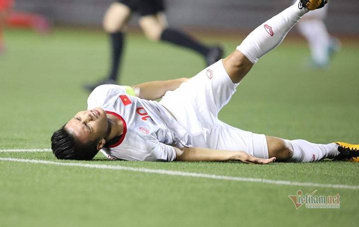Quang Hải dính chấn thương sau va chạm với cầu thủ Singapore