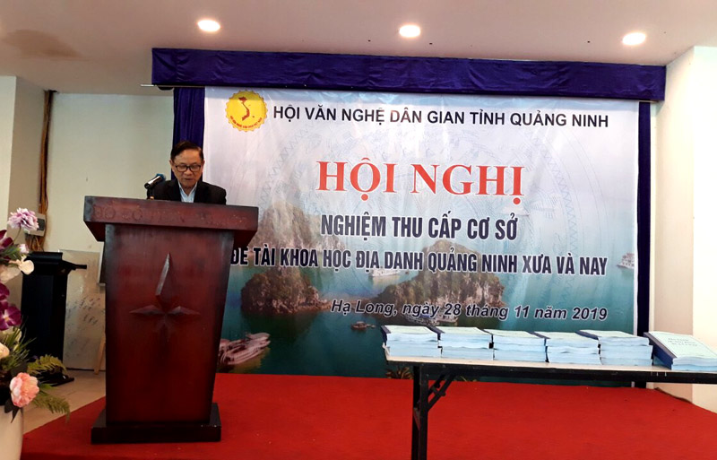 Ông Nguyễn Quang Vinh, Chủ tịch Hội Văn nghệ dân gian tỉnh Quảng Ninh, Chủ nhiệm đề tài trình bày báo cáo tại Hội nghị.