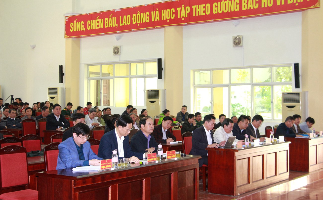 Các đại biểu tham gia dự buổi tiếp xúc cử tri tại huyện Hải Hà.