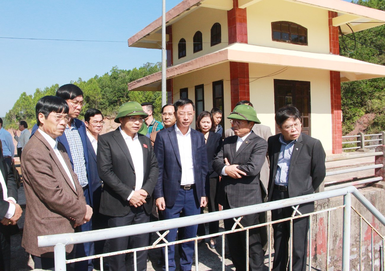 Đồng chí Nguyễn Văn Thắng, Chủ tịch UBND tỉnh, kiểm tra công tác tích nước tại hồ Tràng Vinh (TP Móng Cái).