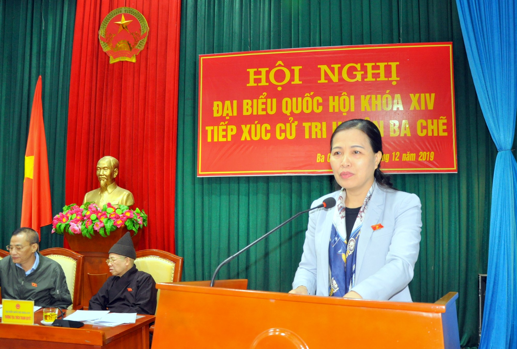 Trưởng Đoàn ĐBQH tỉnh Đỗ Thị Lan phát biểu tại các cuộc tiếp xúc cử tri.