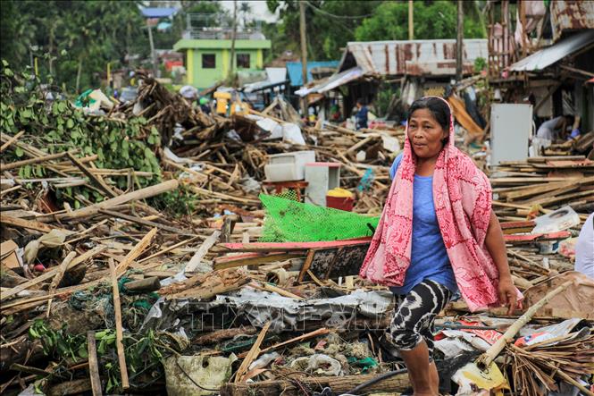 Những ngôi nhà bị phá hủy khi bão Kammuri đổ bộ thành phố Sorsogon, phía nam thủ đô Manila ngày 3/12/2019. Ảnh: AFP/TTXVN