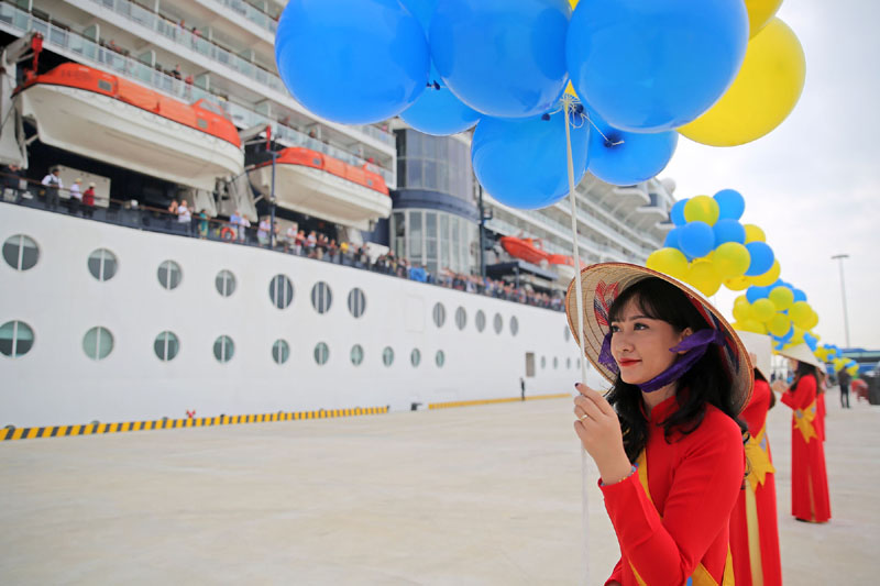 Công ty Lữ hành Saigontourist Chi nhánh Quảng Ninh đón tàu biển Super Star Virgo tại Cảng tàu khách quốc tế Hạ Long.