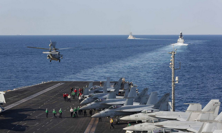 Nhóm tàu sân bay Mỹ di chuyển tại eo biển Hormuz hôm 19/11. Ảnh: US Navy.