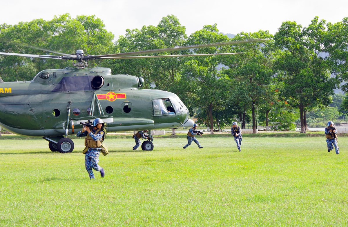Lữ đoàn Hải quân 147 tổ chức thực hành huấn luyện đổ bộ đường không. Tháng 6/2019.