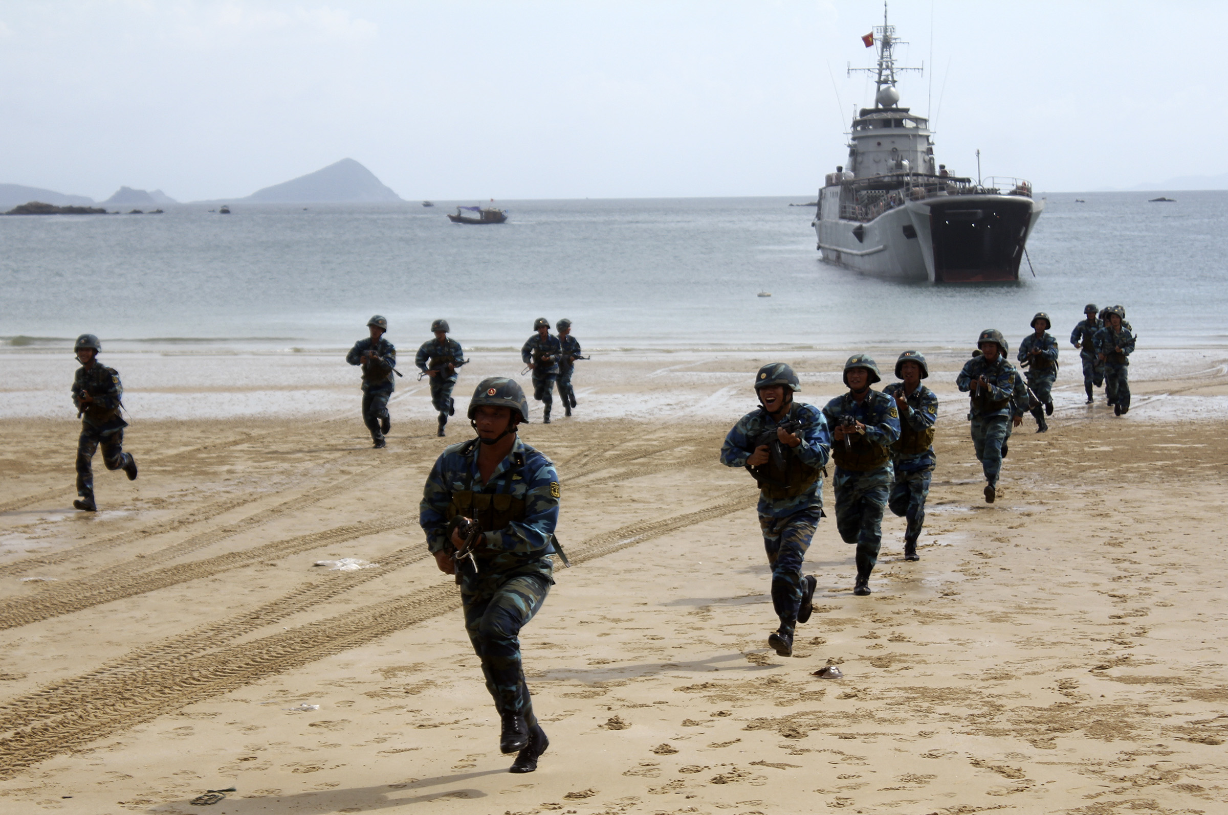 Lữ đoàn Hải quân 147 và Lữ đoàn 125 huấn luyện hiệp đồng đổ bộ chi viện đảo. Ảnh Đơn vị cung cấp.