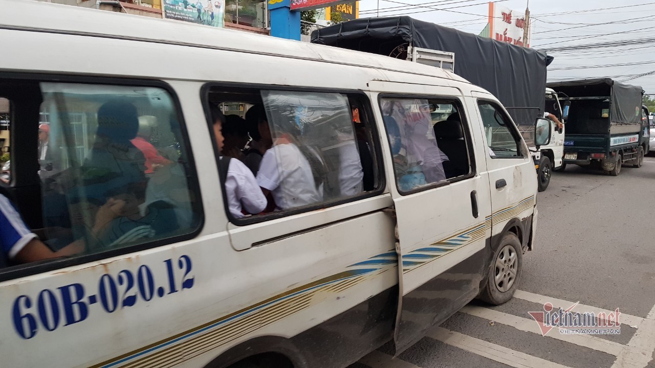 Một xe ô tô đưa đón học sinh tại TP Biên Hòa