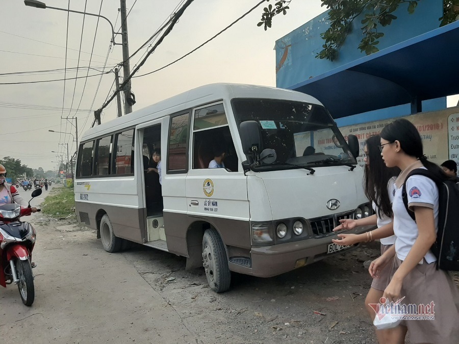 Một xe đưa đón học sinh tại trường Tiểu học Trảng Dài, TP Biên Hòa