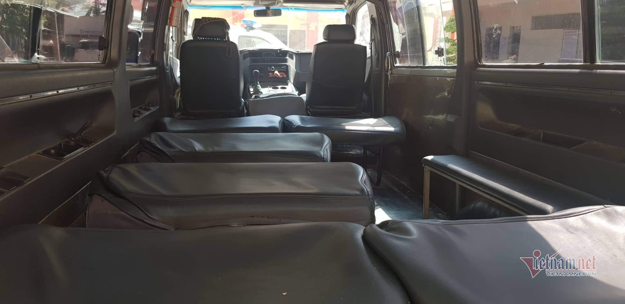 Hàng ghế bên trong của một xe đưa đón bị bỏ phần lưng tựa